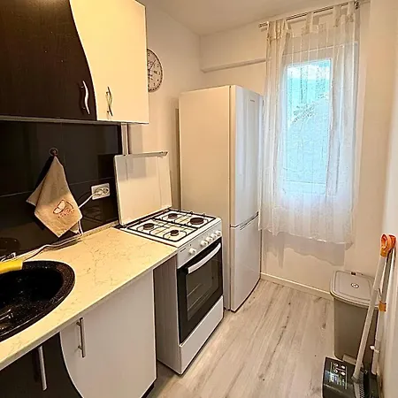 Adrian's Little House Apartment
